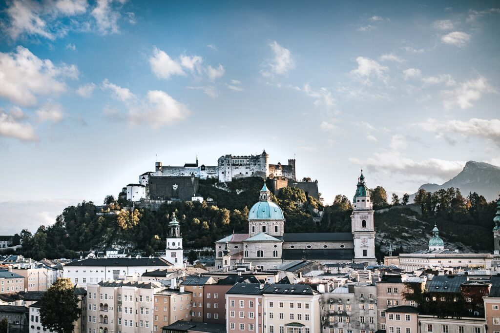 Die Stadt Salzburg an einem Frühlingstag